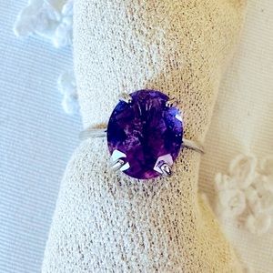 Beautiful, iridescent violet ring